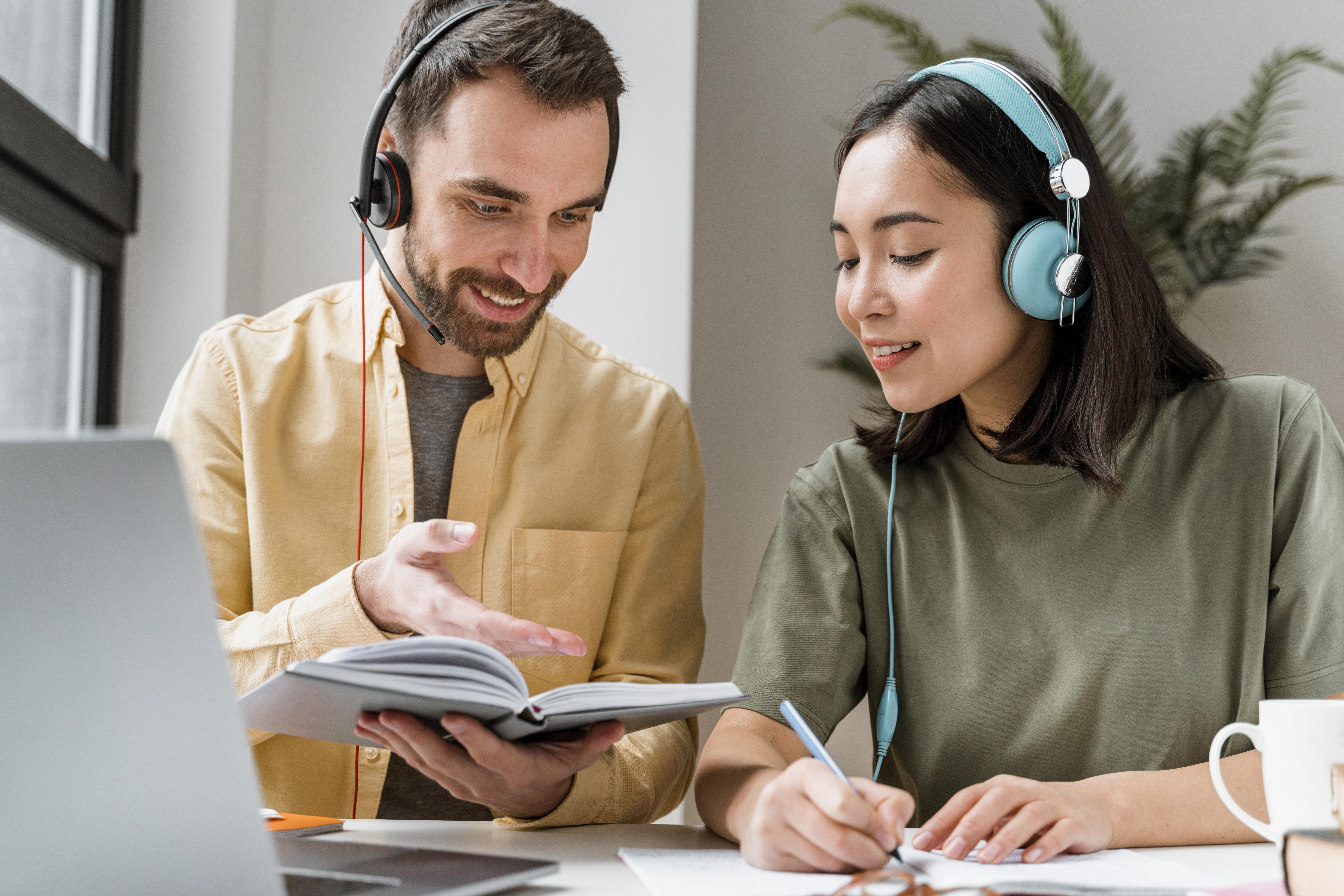 amigos que asisten clases en linea juntos